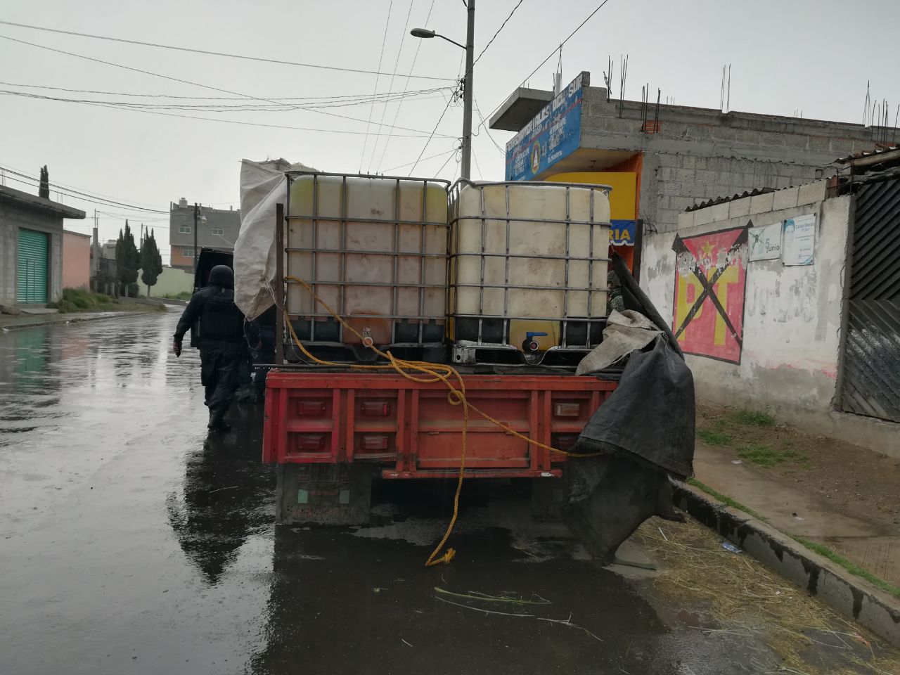Aseguran 12 vehículos con huachicol en Nativitas y Hueyotlipan